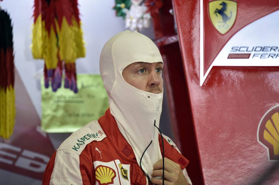 Seb Vettel osserva le prove libere sulla pista di Sukuza (Epa)